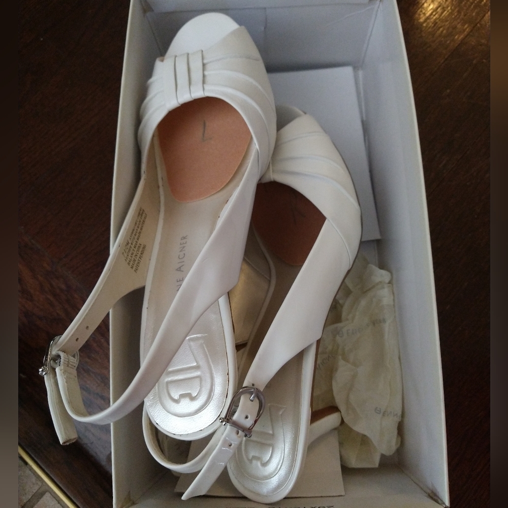 Etienne Aigner🤍 Classic Ivory Leather Shoes🤍 2.25" Heels NIB 7.5M. 🆕 - Picture 5 of 8